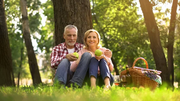 Senior Para Siedzi Parku Jeść Zielone Jabłka Piknik Rodzinny Weekend — Zdjęcie stockowe