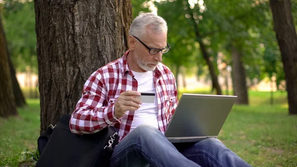 Senior Man Zit Gras Boeken Van Tickets Online Mannelijke Rusten — Stockfoto