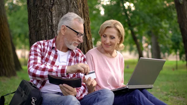 Oude Man Creditcard Geven Aan Zijn Vrouw Online Winkelen Laptop — Stockfoto