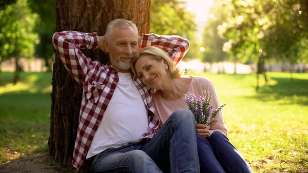 Старша Пара Відпочиває Траві Парку Насолоджується Романтичним Побаченням Справжнім Коханням — стокове фото