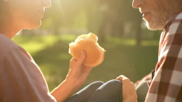 Kobieta Mężczyzna Emerytów Jedzenie Burger Piknik Romantyczną Randkę Zbliżenie — Zdjęcie stockowe