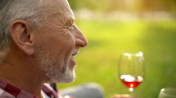 Портрет Счастливого Мужчины Пенсии Улыбающегося Пьющего Вино Женой Юбилей — стоковое фото