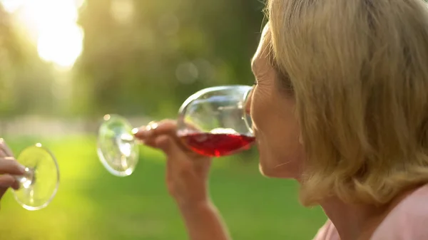 Freudige Reife Frau Trinkt Rotwein Beim Picknick Feiert Jubiläum Ruht — Stockfoto