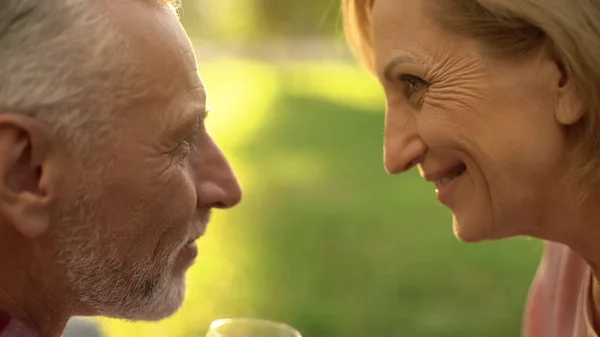微笑的老年夫妇用爱和温柔看着对方 公园约会 — 图库照片