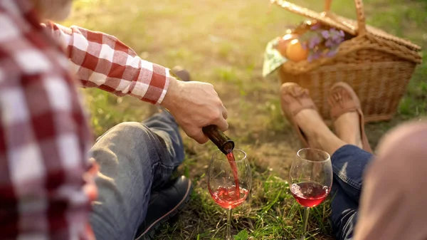 Cuidar Hombre Mayor Vertiendo Vino Vasos Cita Aire Libre Celebrando —  Fotos de Stock