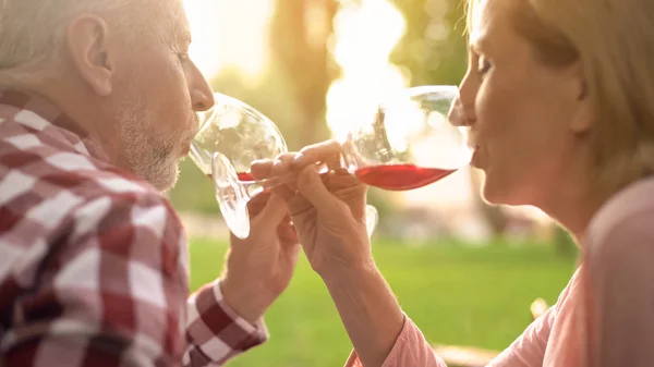Großeltern Genießen Rotwein Bei Outdoor Date Feiern Jubiläum Liebe — Stockfoto