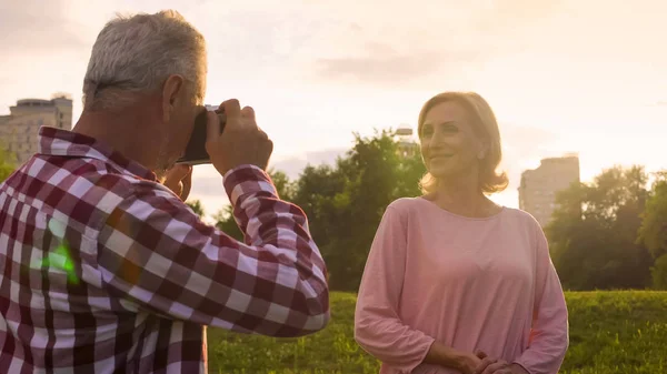 Starszy Mężczyzna Fotografowanie Atrakcyjne Starsza Kobieta Parku Hobby Data — Zdjęcie stockowe