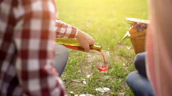 Rentner Gießt Rotwein Gläser Und Behandelt Schöne Frau Datum — Stockfoto