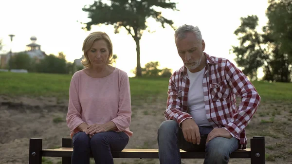 Vieux Mâle Femelle Assis Sur Banc Triste Homme Pensant Une — Photo