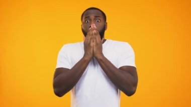 Yavaş hareket eller izole yüzünden şokta, titreyen Afro Amerikalı adam