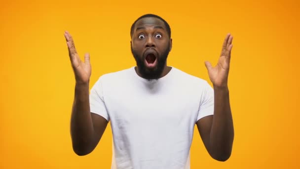 African American Man Amazed Throwing Arms Isolated Yellow Background — Stock Video
