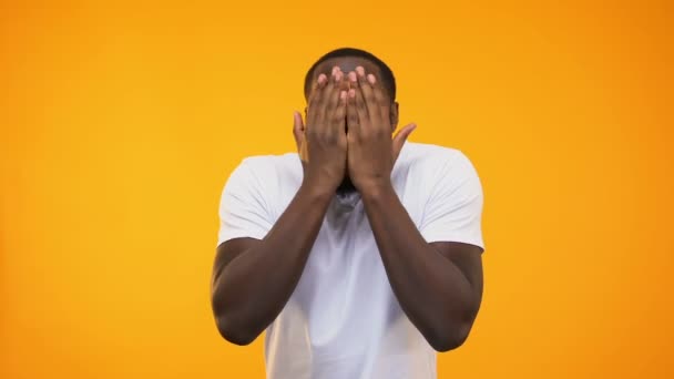 Überrascht Afroamerikanischer Kerl Der Durch Finger Vor Gelbem Hintergrund Guckt — Stockvideo