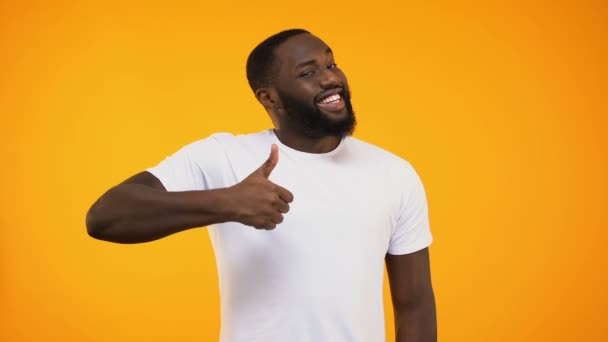 Молодий Бородатий Чорний Хлопець Дає Великі Пальці Вгору Посміхаючись Камеру — стокове відео