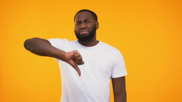 Неймовірний Молодий Чорний Хлопець Дає Великі Пальці Вниз Ізольований Жовтому — стокове відео