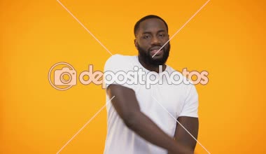 Hayal kırıklığına afro Amerikan adam kapma onun kafa, üzerinde izole sarı arka plan