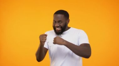 Dans ederek, üzerinde izole sarı arka plan başarı kutluyor genç zenci