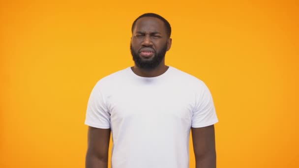 アフリカ系アメリカ人を示す混乱黄色の背景の上にカメラでの反応 — ストック動画