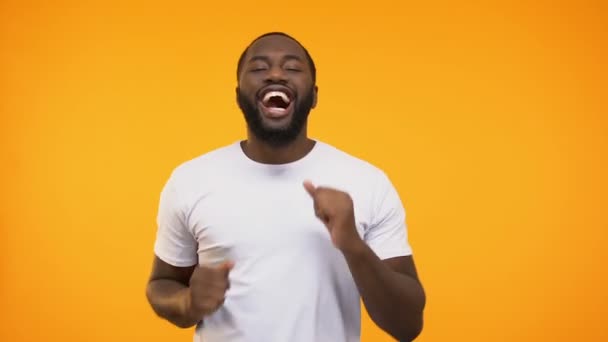 Mladý Černý Muž Provádějící Šťastný Tanec Ukazující Ulevilo Gesta Kameru — Stock video