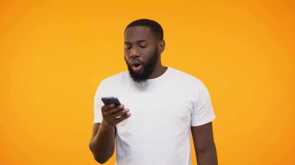 Africano Americano Cara Surpreso Dizendo Uau Olhando Para Tela Telefone — Vídeo de Stock