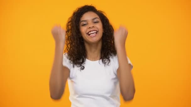 Uśmiechający Się Czarna Dziewczyna Robi Sukces Gesty Tak Mówi Się — Wideo stockowe