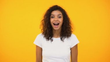 El sallayarak ve kamera, konuksever Selam dostça Afro-Amerikan kız