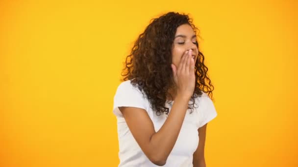 Biracial Vrouw Aankondiging Winkel Kortingen Bellen Voor Vriend Gele Achtergrond — Stockvideo