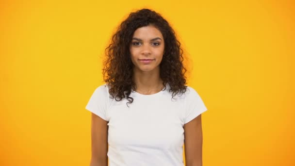 Menina Afro Americana Gritando Para Câmera Contra Fundo Amarelo Protesto — Vídeo de Stock