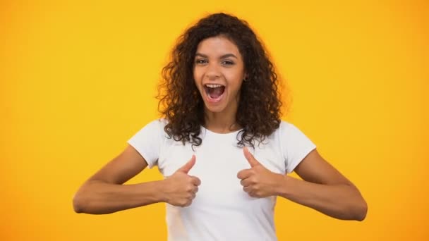 Femme Biraciale Joyeuse Montrant Pouces Levés Souriant Sur Fond Jaune — Video