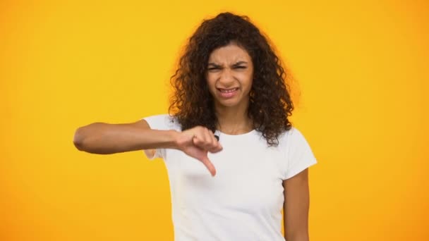 Menina Afro Americana Descontente Mostrando Polegar Para Baixo Descontentamento Com — Vídeo de Stock