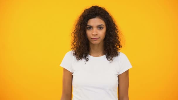 Ernstige Biracial Vrouw Tonen Geen Gebaar Naar Camera Tegen Gele — Stockvideo