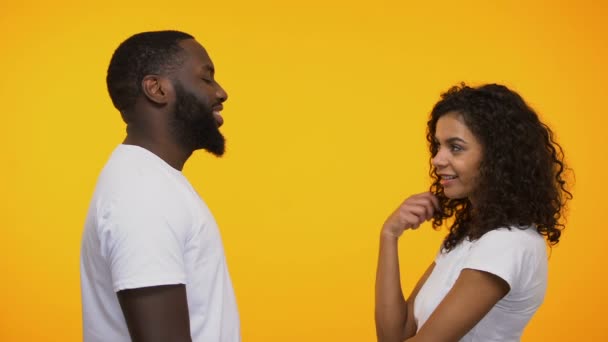 Speelse Afro Amerikaanse Man Flirten Met Leuke Vrouw Uitnodigend Voor — Stockvideo
