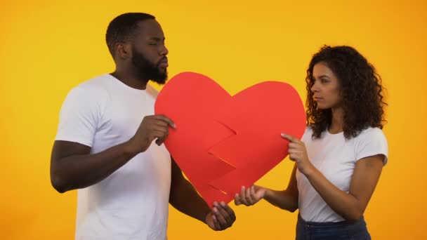 Multiraciale Paar Houden Van Twee Delen Van Papier Hart Uiteenvallen — Stockvideo