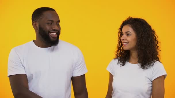 Feliz Pareja Multirracial Sosteniendo Corazón Papel Rojo Sonriendo Verdadero Amor — Vídeos de Stock