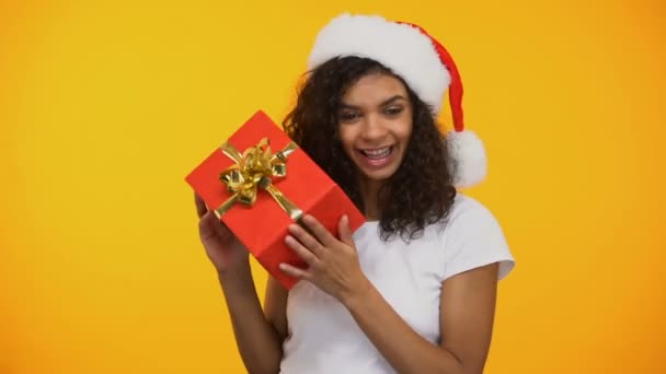 Lycklig Blandad Ras Kvinna Santa Hatt Dans Med Röd Presentbox — Stockvideo