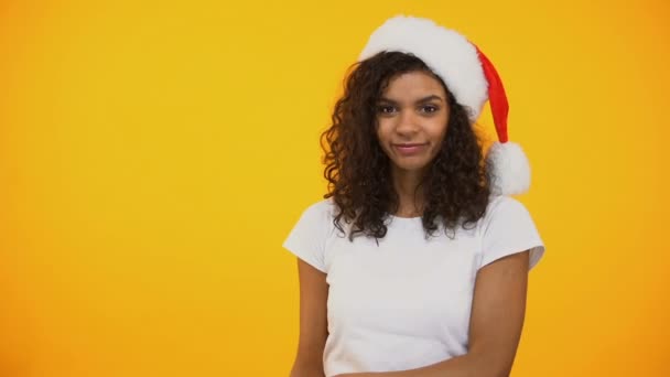 Alegre Biracial Menina Santa Claus Chapéu Dizendo Uau Mostrando Enorme — Vídeo de Stock