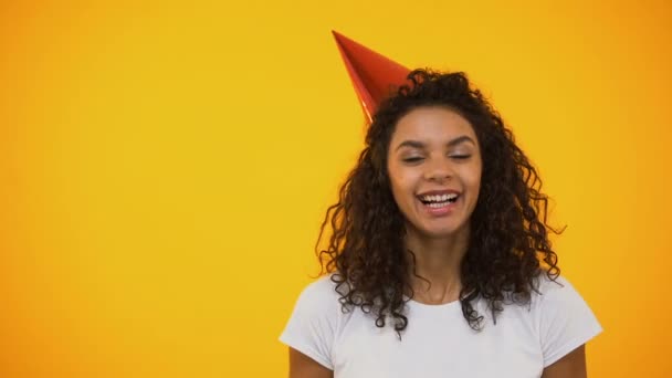 Extrem Glückliche Frau Bläst Partyhorn Und Lacht Feiert Geburtstag — Stockvideo