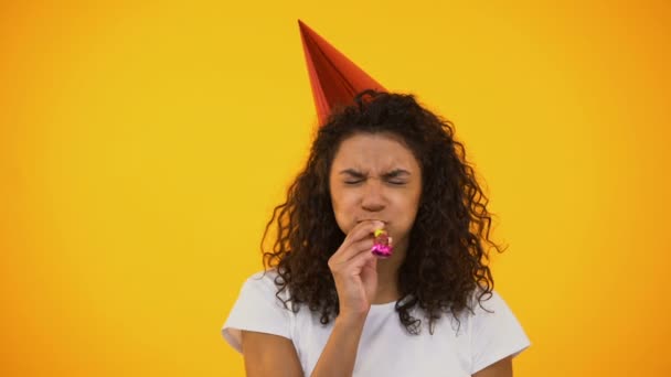 Lustige Biracial Frau Bläst Party Horn Mit Mühe Feiert Geburtstag — Stockvideo