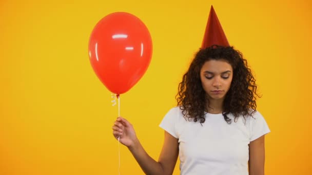 Verdrietig Meisje Rood Bedrijf Ballonvaren Boos Eenzaam Verjaardag — Stockvideo