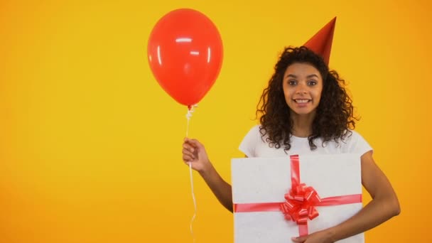 Happy Teenager Holding Balloon Huge Giftbox Celebrating Birthday Greetings — Stock Video