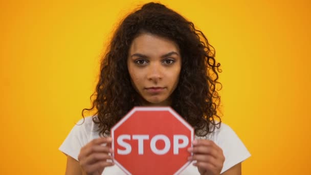 人種差別や暴力に抗議して一時停止の標識を示す混血女性 — ストック動画