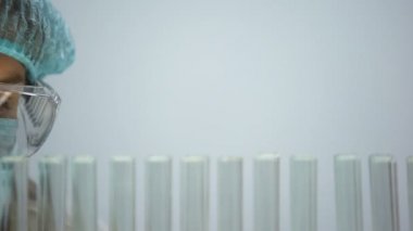 Tüpler, testi sıvılarda inceleyerek bilim adamı kimyasal reaksiyon davranışı denetleme