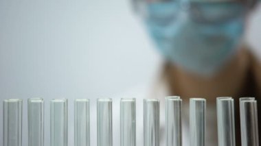 Tıp araştırmacısı tutan kapsül, ilaç endüstrisi, biyokimya