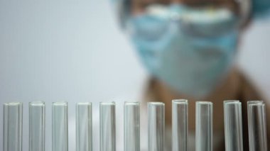 Laboratuar asistanı yeşil organik hap, eczacılık ve Homeopati
