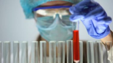 Kırmızı sıvı madde ile turnusol kağıdı, pH seviyesi ölçümü araştırmacı test