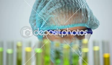 Bilim adamı şişesi test mavi kimyasal madde ile işaretleme, deney sonuçları