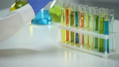 Madde yıkama turuncu sıvı, Boyarmadde ajan ile tüp kontrol kimyager