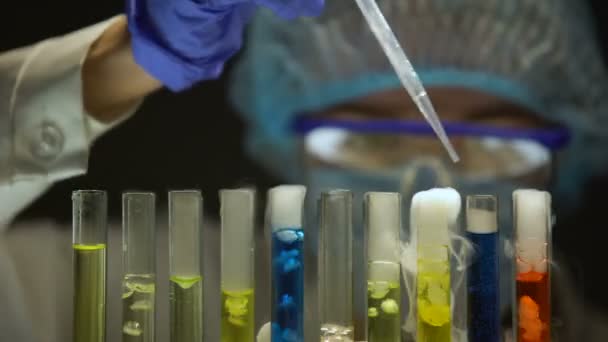 化学家检查黄色液体 排放烟雾物质的管内沉积物 — 图库视频影像