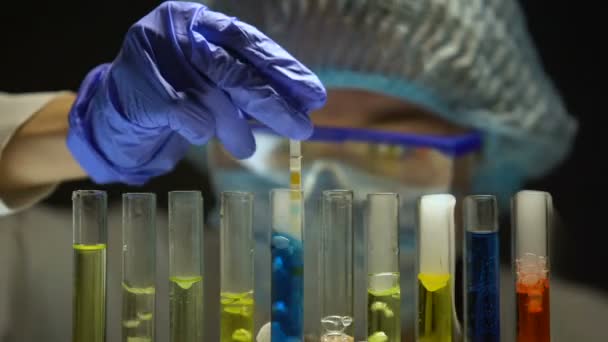 Wissenschaftler Misst Säuregehalt Röhre Mit Blauer Flüssigkeit Dunklen Labor — Stockvideo