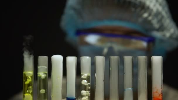 Fabricante Medicamentos Añadiendo Agente Químico Tubos Con Líquidos Multicolores — Vídeos de Stock