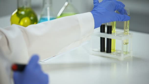 Biochemik Označení Vzorku Produktu Reakce Úspěšný Experiment Biopaliv — Stock video